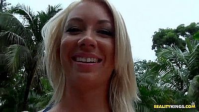 Знойные девушки в купальниках отсасывают в бассейне